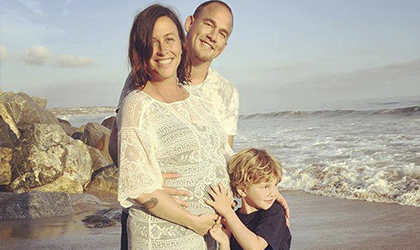 Alanis Morissette sorprende a sus seguidores con una imagen de su embarazo