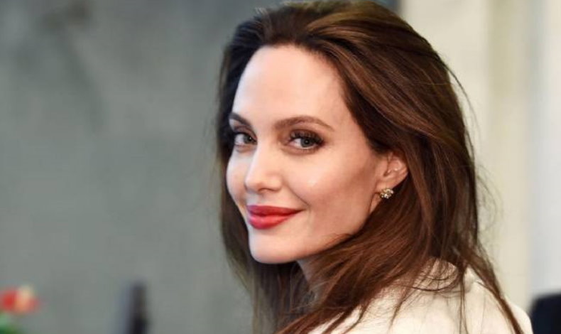 Angelina Jolie Es este el mejor vestido lucido por la actriz?