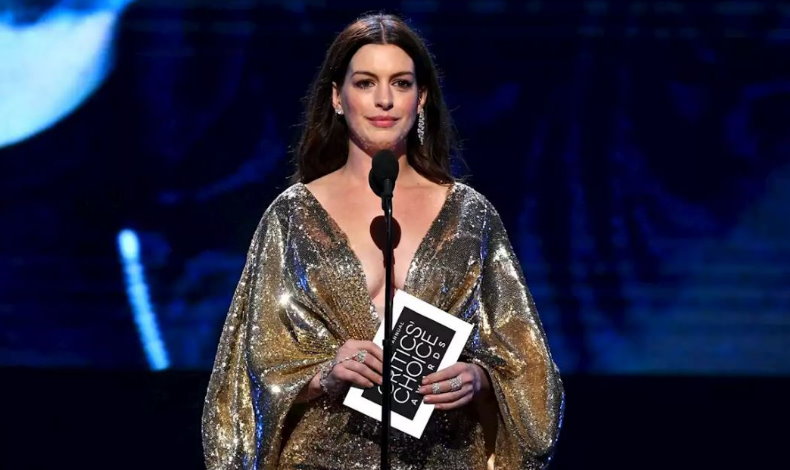Anne Hathaway lucio sus curvas en espectacular vestido Atelier Versace