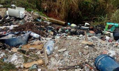 Mucha basura y escombros a orilla de la calle en Los Robles Sur