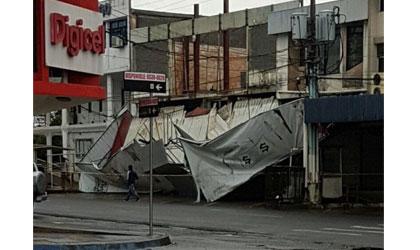 A causa de un choque cae marquesina de tienda en Santiago