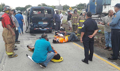 Choque de buses deja veintena de heridos en Penonom