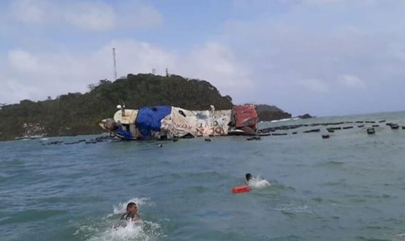 6 tripulantes son rescatados de hundimiento de una embarcacin en Coln