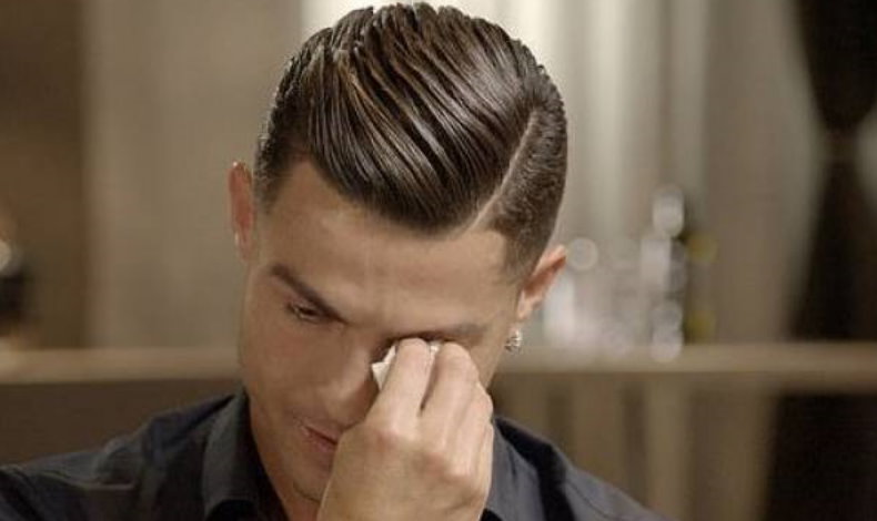 Cristiano rompe en llanto en entrevista tras ver vdeo de su padre