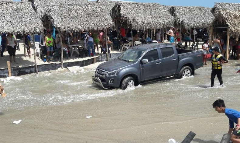 Fuerte olaje en la playa Santa Clara desaloja a las personas que disfrutaban del mar