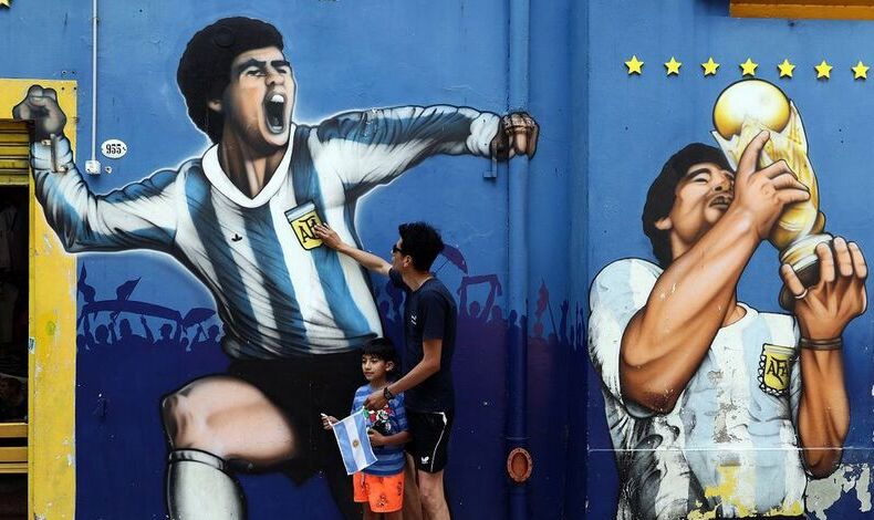 Cientos de miles de personas se renen a pesar de la pandemia para despedir a Maradona