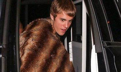 Justin Bieber sale a cenar con un extrao atuendo