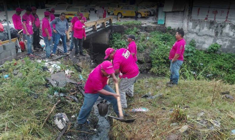 Realizan jornada de limpieza en la quebrada en San Miguelito