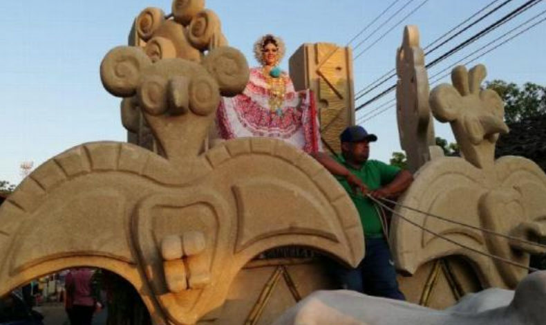 Marianelis Vargas recorri el desfile en carreta