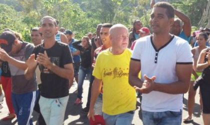 Protestan cubanos varados en Panam