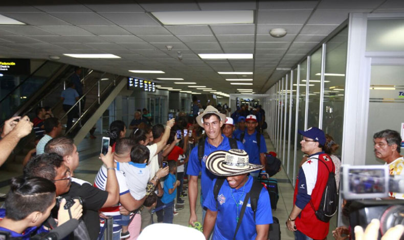 Reciben a la seleccin Sub-15 de Bisbol en el Aeropuerto Internacional de Tocumen