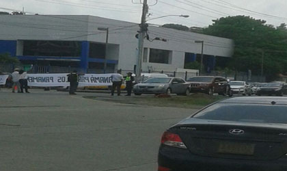 Panameos protestaron frente a la Direccin Nacional de Migracin