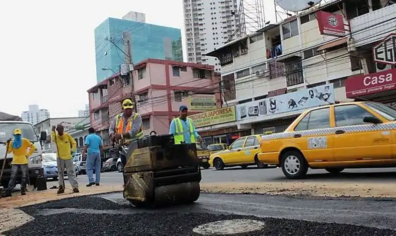 MOP repara calles afectadas por las reparaciones de tuberas en Panam Centro