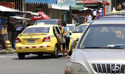 Taxistas cobran una tarifa mas alta de lo establecido