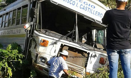 Dos heridos por accidente de bus que trasladaba docentes