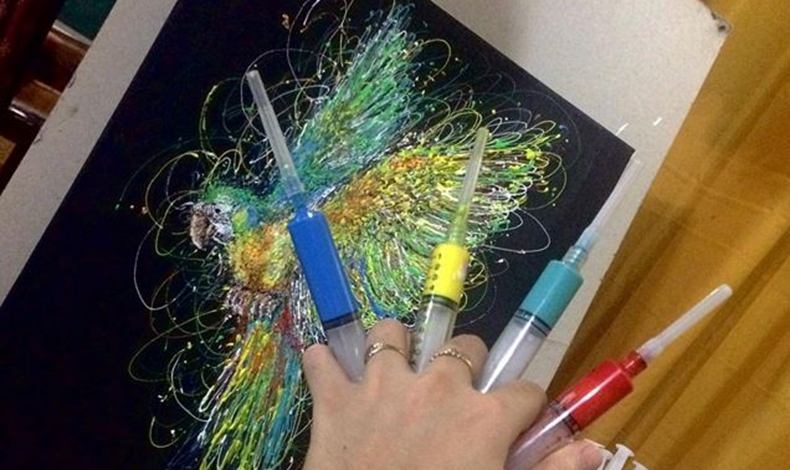 Recicla las agujas de su trabajo para crear arte