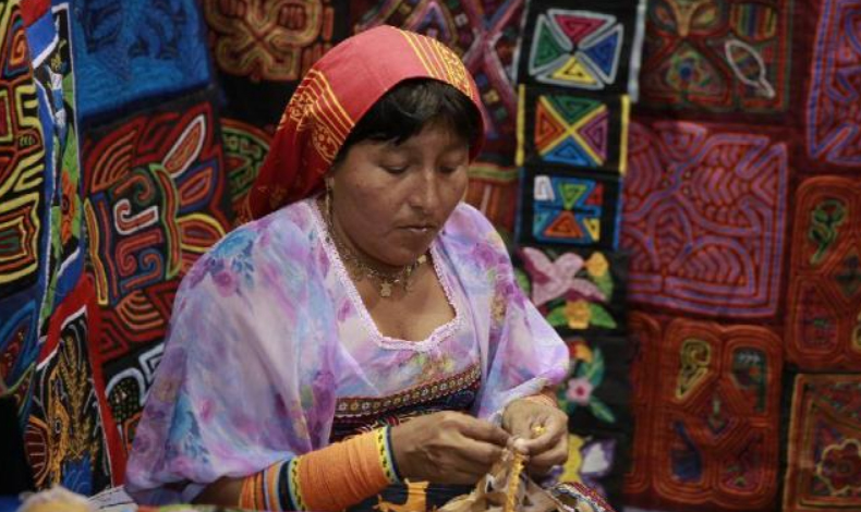 Artesanas gunas y wounan reciben taller de bordados tradicionales