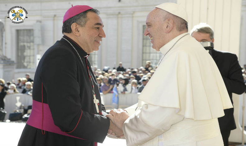 El papa recibe del arzobispo de Panam unas zapatillas y un cmic