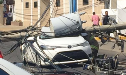 Poste elctrico cae sobre auto en Santiago