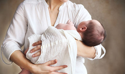 Por qu se calman los bebs en brazos de sus padres?