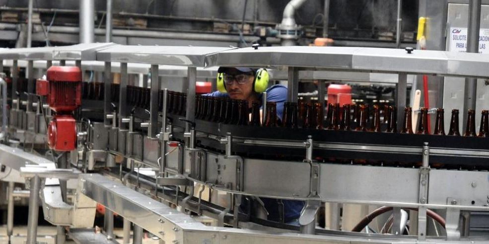 Cervecera Nacional recibir botellas de vidrio de empresa hermana, para envasado de sus cervezas locales