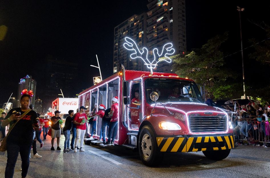 Coca-Cola Femsa lleva la verdadera magia al desfile navideo con una caravana festiva y sostenible
