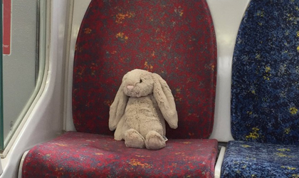 El conejo de peluche que viaj solo en un tren