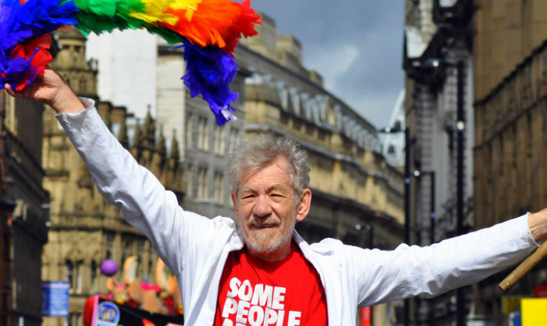 Ian McKellen: La mitad de Hollywood es gay
