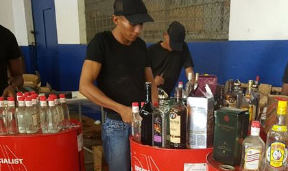 Aduana descarta botellas de licor decomisadas en operativos