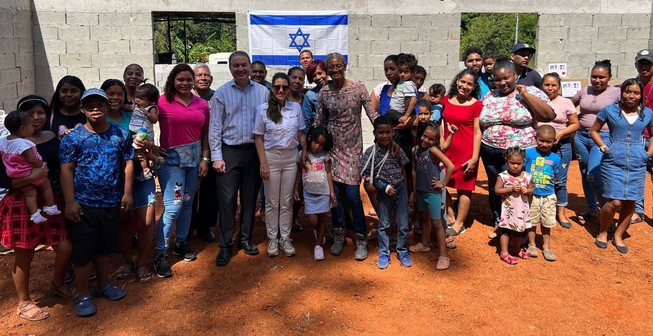 Embajada de Israel en Panam y la Comunidad Juda lleva esperanza a comunidad necesitada de Gatn en Coln
