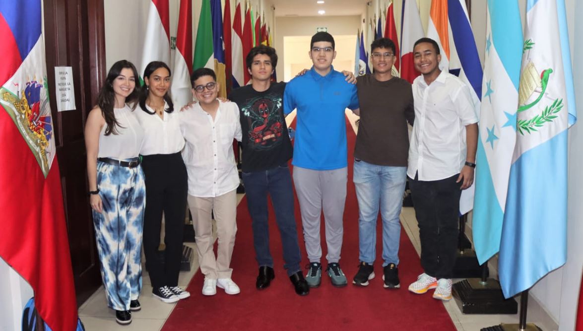 Diez estudiantes panameos becados para estudiar en Hungra