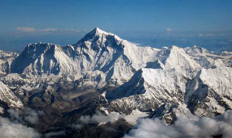 Ms de 200 cadveres sirven de gua en el Everest