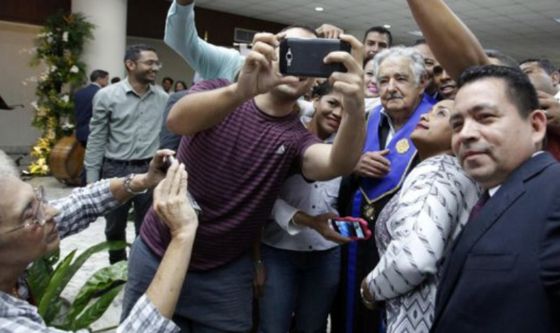 Mujica recibi obsequios en Panam