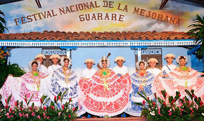 Desfile de Carreta del Festival Nacional de la Mejorana