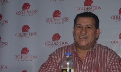 Tito Rojas, salpicado de agua, durante conferencia de prensa en Panam