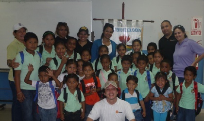 LatinOL dona �tiles escolares a una escuela primaria en Santa Clara