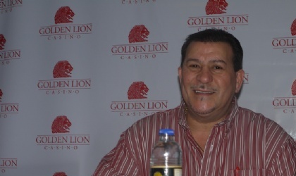 Tito Rojas, salpicado de agua, durante conferencia de prensa en Panam�