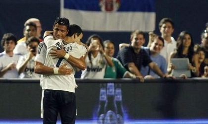 A la reja! Por abrazar a  Cristiano Ronaldo