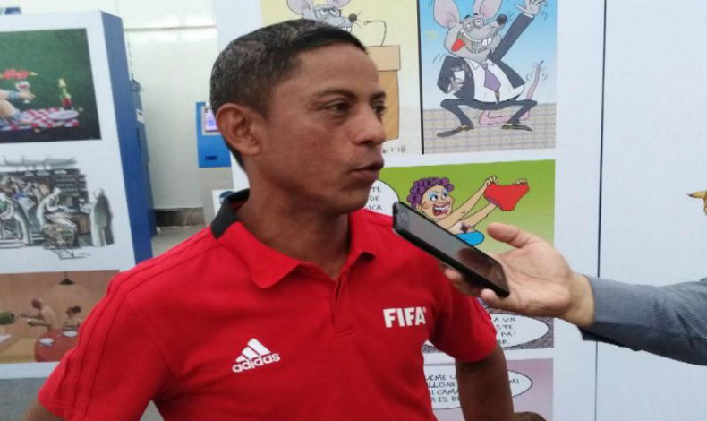 Gabriel Victoria, rbitro panameo asistente en el Mundial