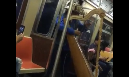 Hombre toc el arpa en el metro y cautiv a los espectadores
