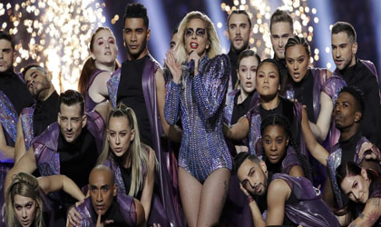 Lady Gaga y sus cambios de look durante la Super Bowl 2017