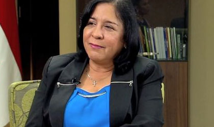 Marcela Paredes recibe el libro 20 Historias de Transformacin de Escuelas Latinoamericanas
