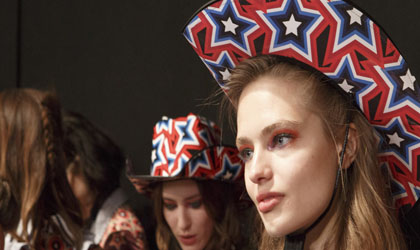 Diseadores en la London Fashion Week marcan tendencias