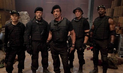Primer clip para Los mercenarios 2 con Stallone, Statham, Hemsworth!