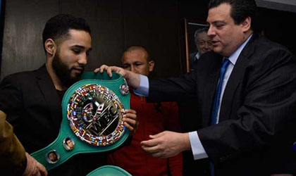 Luis panterita Nery recibe el cinturn de plata WBC