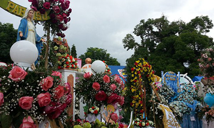 El Casco Antiguo celebra procesin a la Virgen de la Medalla Milagrosa