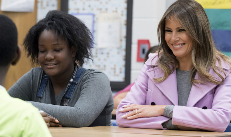 Melania Trump luce el rosa millennial durante visita a Escuela
