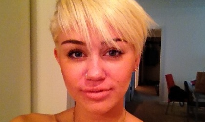 Miley Cirus se rap su larga cabellera