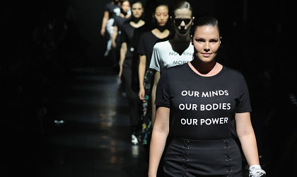 Diseadores llevan mensaje feminista a la Semana de la Moda en Nueva York
