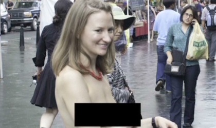 Mujer camina en 